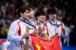 关于比赛中的惊险瞬间，双方争分夺秒展开激烈对抗的信息